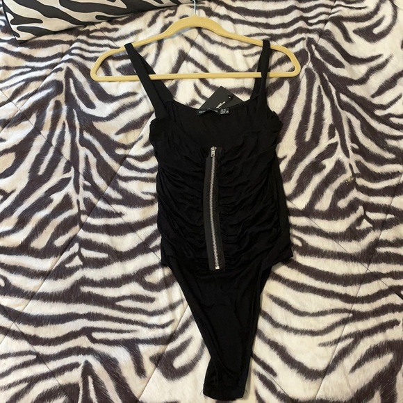 Prettylittle thing black ruched Zip front bodysuit - Picture 4 of 4